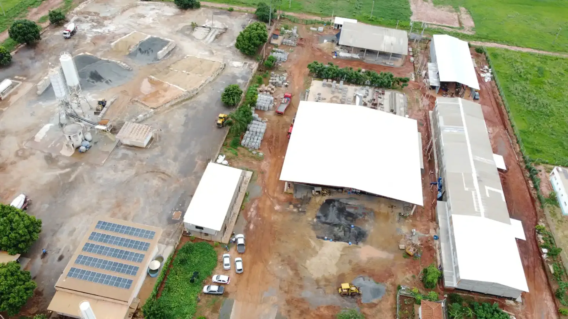 Vista aérea da fábrica da Telas Esgalha em Araçatuba-SP, com galpões de produção e pátio de estoque