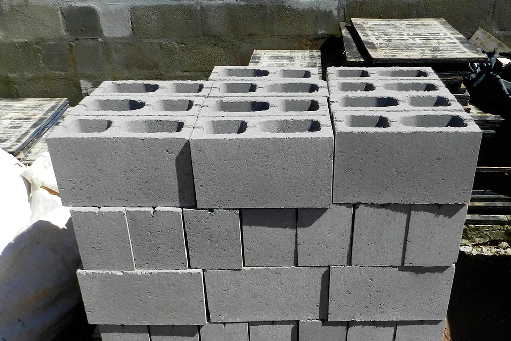 Blocos de concreto vazados empilhados em pallet de madeira, prontos para expedição na fábrica de Araçatuba